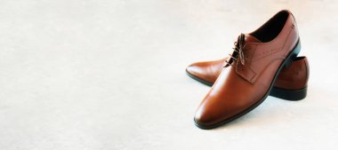Gri arka plan üzerinde şık moda erkek ayakkabı. Satış ve alışveriş kavramı.