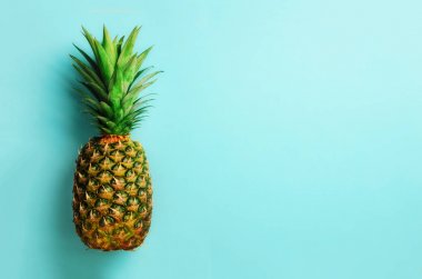 Ananas mavi zemin üzerine. Üstten Görünüm. Uzay kopyalayın. En az stil için şablon. Pop sanat tasarım, yaratıcı kavramı