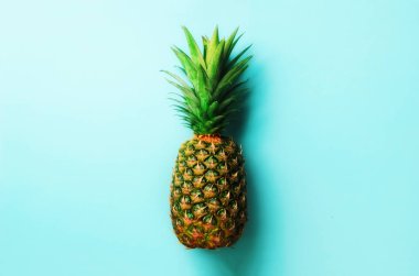 Ananas mavi zemin üzerine. Üstten Görünüm. Uzay kopyalayın. En az stil için şablon. Pop sanat tasarım, yaratıcı kavramı
