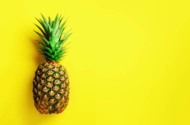 Ananas Sarı zemin üzerine. Üstten Görünüm. Uzay kopyalayın. En az stil için şablon. Pop sanat tasarım, yaratıcı kavramı