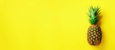 Ananas Sarı zemin üzerine. Üstten Görünüm. Uzay kopyalayın. En az stil için şablon. Pop sanat tasarım, yaratıcı kavramı. Afiş