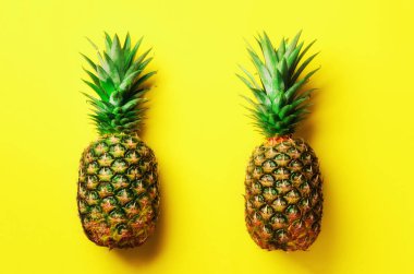 Taze ananas Sarı zemin üzerine. Üstten Görünüm. Pop sanat tasarım, yaratıcı kavramı. Uzay kopyalayın. Parlak ananas desen en az stil için.