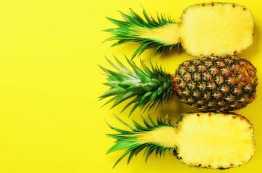 Desen Sarı zemin üzerine parlak ananas ile. Üstten Görünüm. Uzay kopyalayın. En az tarzı. Pop sanat tasarım, yaratıcı yaz konsepti.