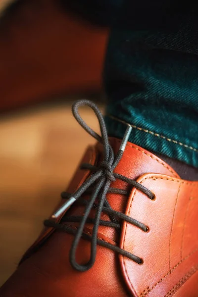 Homens de negócios sapatos de couro marrom com cadarços no piso em parquet de madeira. Estilo e conceito de moda . — Fotografia de Stock