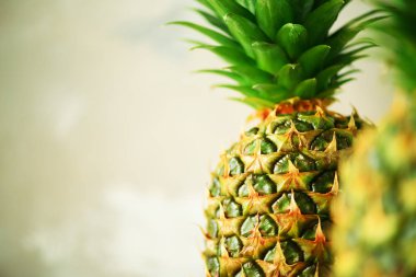 Ananas Meyve arka plan. Tropikal ananas dokusuna yakın çekim. Yaz, tatil kavramı. RAW, vegan, vejetaryen, beslenmenin temiz.
