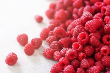 Taze organik ahududu. Meyve arka plan kopya alanı ile. Hasat kavramı yaz ve çilek. Vegan, vejetaryen, çiğ gıda.