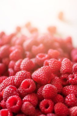 Olgun ahududu makro. Seçici odak. Meyve arka plan kopya alanı ile. Hasat kavramı güneşli yaz ve çilek. Güneş ışığı etkisi. Vegan, vejetaryen, çiğ gıda.