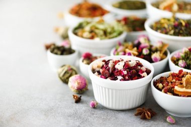 Beyaz kase kuru çay ürün yelpazesine. Çay türleri Amaç: yeşil, siyah, çiçek, bitki, nane, melissa, zencefilli, elma, gül, ıhlamur ağacı, meyve, portakal, ebegümeci, ahududu, Peygamber Çiçeği, kızılcık