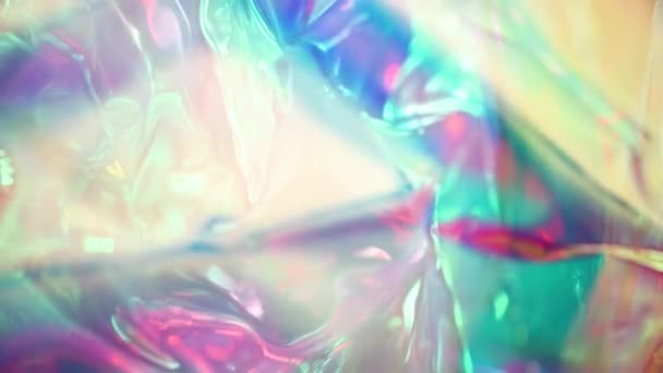 Superficie iridiscente olográfica. Fondo brillante del holograma colorido. Textura abstracta arrugada con múltiples colores. Superficie de neón . — Vídeo de stock