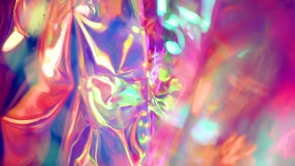 Superficie iridiscente olográfica. Fondo brillante del holograma colorido. Textura abstracta arrugada con múltiples colores. Superficie de neón . — Vídeo de stock