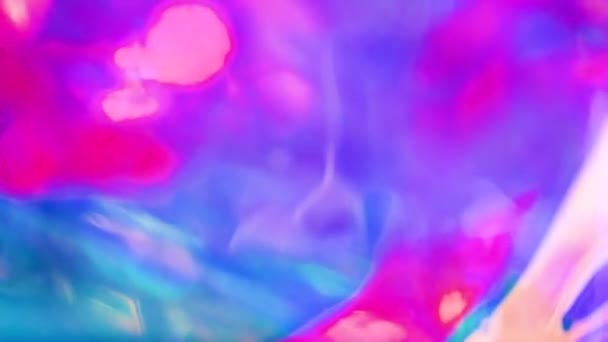 Holografisch iriserend oppervlak. Heldere kleurrijke hologram achtergrond. Gerimpelde abstracte textuur met meerdere kleuren. Neonoppervlak. — Stockvideo