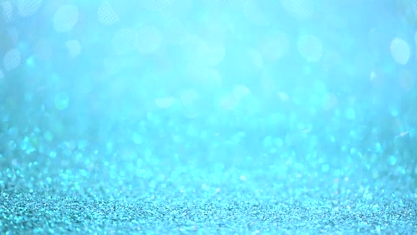 Luces bokeh abstractas azules y plateadas. Fondo de brillo brillante. Año nuevo y concepto de Navidad. Tarjeta de felicitación espumosa — Vídeo de stock