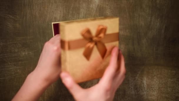 Hediye paketi. Kadın elleri hediye hazırlıyor, sürpriz ve hediye paketi. Üst Manzara. Noel ve Yeni Yıl kavramı. — Stok video