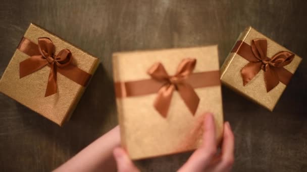 Frauenhände bereiten Geschenk, Überraschung und Verpackung Geschenkbox vor. Geschenkverpackung. Ansicht von oben. Weihnachts- und Neujahrskonzept. — Stockvideo