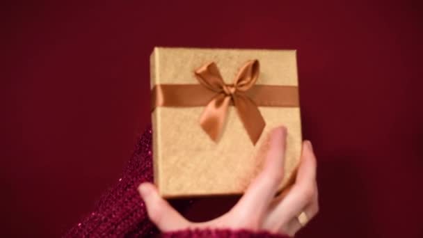 Emballage cadeau. Les mains de femme préparent cadeau, surprise et boîte cadeau d'emballage. Vue de dessus. Noël et Nouvel An concept . — Video