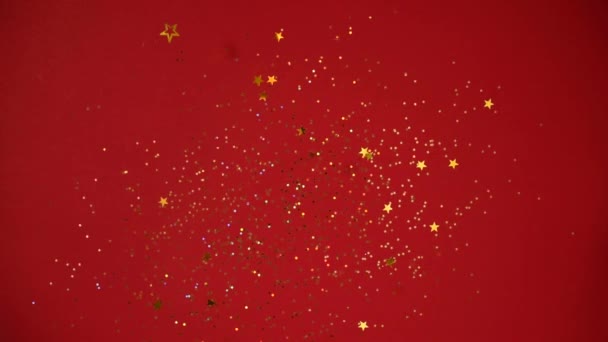 赤い背景に金色の星が輝きます。クリスマスと新年のコンセプト。コピースペースとお祭りの背景 — ストック動画