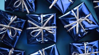 Mavi renkli arka planda mavi hediye kutuları taşınıyor. Noel ve yeni yıl arkaplanı değişiyor. Mevcut, sürpriz konsept
