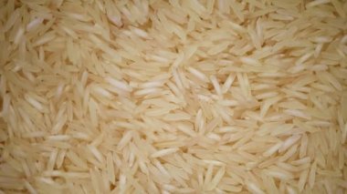 Beyaz çiğ organik basmati pirinç dönüş arkaplanı. Yemek malzemesi geçmişi. Üst görünüm, sağlıklı yaşam tarzı konsepti.