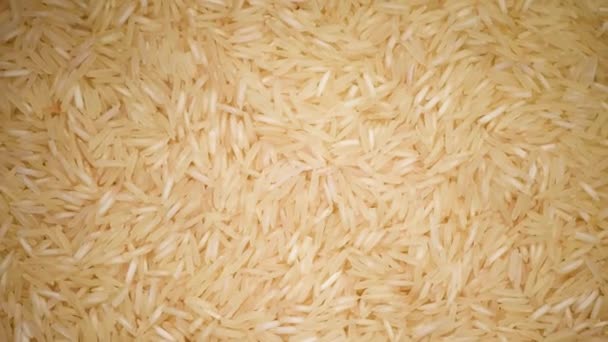Άσπρο ακατέργαστο οργανικό φόντο εναλλαγής ρυζιού Basmati. Ιστορικό συστατικών τροφίμων. Top view, έννοια του υγιεινού τρόπου ζωής. — Αρχείο Βίντεο