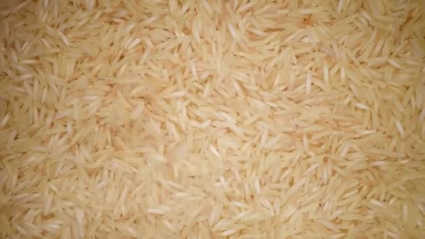 Fondo di rotazione del riso basmati biologico grezzo bianco. Sfondo ingrediente alimentare. Vista dall'alto, concetto di stile di vita sano . — Video Stock