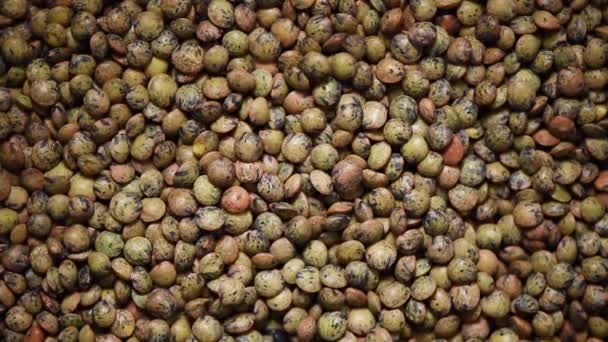 Textura de rotación de lentejas verdes de mármol orgánico crudo. Fondo ingrediente alimenticio. Vista superior — Vídeo de stock