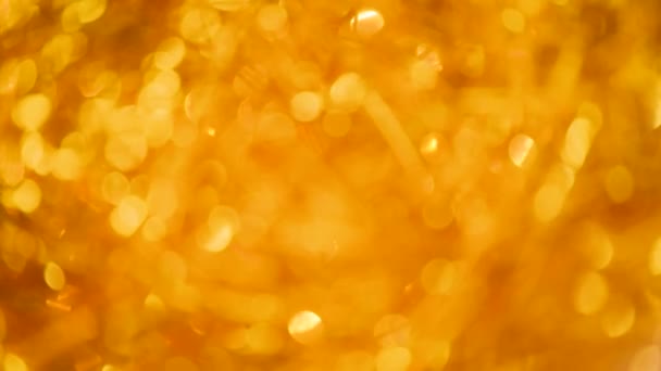 Brillante brillante fondo. Textura abstracta de vacaciones. Tarjeta navideña con bokeh dorado, luces desenfocadas . — Vídeo de stock