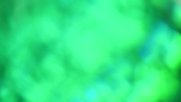 Déplacement des feux verts bokeh. Festive lumières déconcentrées. Noël et Nouvel An fond mouvant 