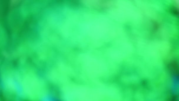 Déplacement des feux verts bokeh. Festive lumières déconcentrées. Noël et Nouvel An fond mouvant 