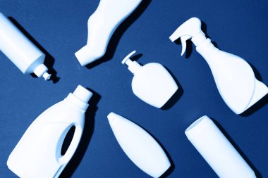 Klasik mavi arka planda temizlik ürünleri. Üst Manzara. Uzayı kopyala Kimyasal temizlik malzemeleri. Plastiği, geri dönüşümü, ayrı çöp konsepti koleksiyonunu durdur