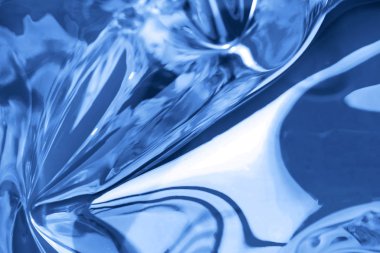Holografik yanardöner yüzey. Uzayı kopyala Parlak klasik mavi renkli hologram arkaplanı. Birden fazla renkle buruşmuş soyut doku. Neon yüzeyi.