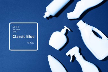 Klasik mavi arka planda temizlik ürünleri. Üst Manzara. Uzayı kopyala Kimyasal temizlik malzemeleri. Plastiği, geri dönüşümü, ayrı çöp konsepti koleksiyonunu durdur
