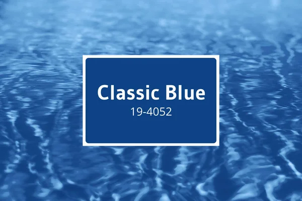 Впритул абстрактна текстура води. Вода в басейні монохромного кольору. Модний блакитний і спокійний колір. Копіювати простір, вид зверху . — стокове фото