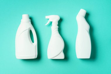 Mavi arka planda plastik temizlik ürünleri içeren bir kompozisyon. Üst Manzara. Düz yatıyordu. Uzayı kopyala Plastik atık. Deterjan şişesi deseni