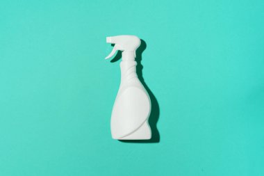 Beyaz plastik temizlik ürünü şişesi, ev kimyasalları ya da mavi arka planda sıvı çamaşır deterjanı. Üst Manzara. Düz yatıyordu. Uzayı kopyala Deterjan şişesi.