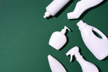 Yeşil arka planda plastik çöp toplama. Üst Manzara. Uzayı kopyala Düz yatıyordu. Plastiği, geri dönüşümü, ayrı çöp konsepti koleksiyonunu durdur