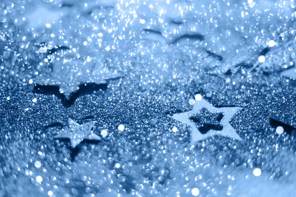 Celebração de Natal. Fundo abstrato para festa de ano novo. Estrelas douradas com luzes, bokeh. Cor azul na moda e calma. Estrelas brilhantes na cor monocromática — Fotografia de Stock