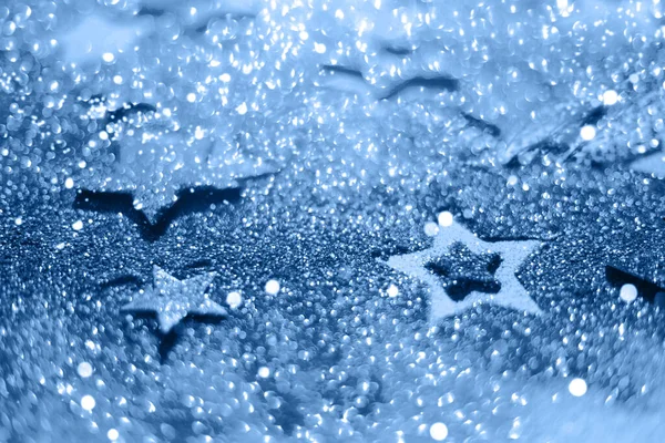 Festeggiamenti. Sfondo astratto per la festa di Capodanno. Patter di stelle d'oro con le luci, bokeh. Colore alla moda blu e calmo. Stelle scintillanti in colore monocromatico — Foto Stock