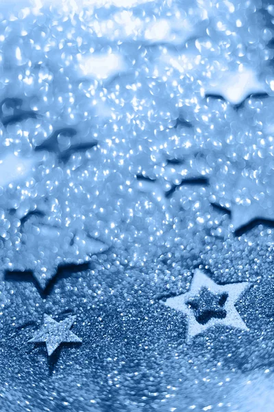 Fête de Noël. Contexte abstrait pour la fête du nouvel an. Patter of gold stars with lights, bokeh. Couleur bleu tendance et calme. Étoiles scintillantes de couleur monochrome — Photo