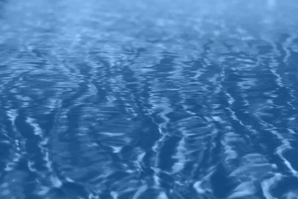 Close-up abstracte waterstructuur. Zwembad water in monochrome kleur achtergrond. Trendy blauwe en rustige kleur. Kopieer ruimte, bovenaanzicht. — Stockfoto