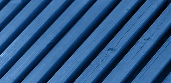 Gammal trävägg. Abstrakt struktur. Trä planka staket bakgrund med kopieringsutrymme. Trendig blå och lugn färg. — Stockfoto