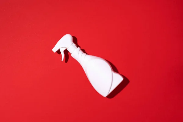 Botol plastik putih produk pembersih, bahan kimia rumah tangga atau deterjen cucian cair pada latar belakang merah. Pemandangan bagus. Berbaringlah. Salin ruang. Botol deterjen — Stok Foto