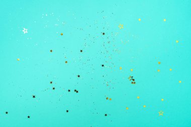 Mavi arka planda altın yıldız parıldıyor. Noel ve Yeni Yıl konsepti. Kopya alanı ile şenlikli arkaplan