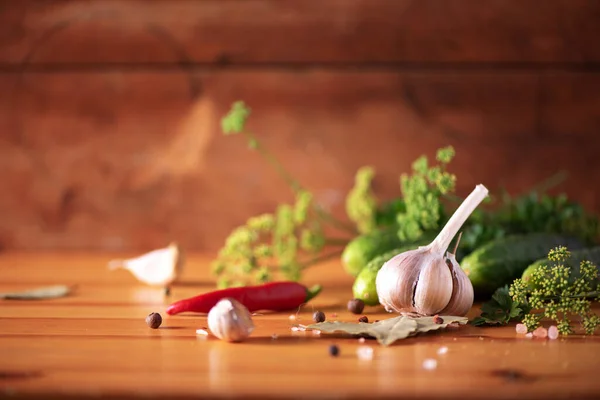 Sottaceto cetrioli in lattine. Ingredienti per cetriolini marinati, barattolo di vetro, aglio, aneto, sale, pepe su fondo verde. Ricevuto. Concetto di conservazione delle verdure . — Foto Stock