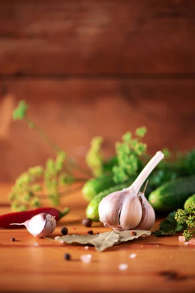 Sottaceto cetrioli in lattine. Ingredienti per cetriolini marinati, barattolo di vetro, aglio, aneto, sale, pepe su fondo verde. Ricevuto. Concetto di conservazione delle verdure . — Foto Stock