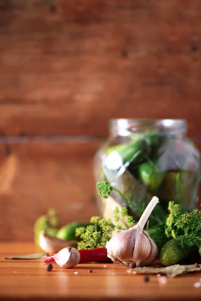 Pepinos em conserva em latas. Ingredientes para pepinos marinados, jarra de vidro, alho, endro, sal, pimenta no fundo verde. Espaço para cópia. Conceito de preservação de vegetais . — Fotografia de Stock