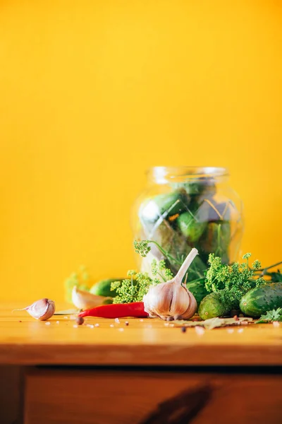 Ingredienti, spezie ed erbe per l'inscatolamento di cetrioli su fondo giallo. Ricevuto. Fiori di aneto, foglia di alloro, foglia di rafano, aglio, cetriolini . — Foto Stock