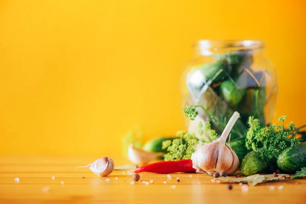 Ingredienti, spezie ed erbe per l'inscatolamento di cetrioli su fondo giallo. Ricevuto. Fiori di aneto, foglia di alloro, foglia di rafano, aglio, cetriolini . — Foto Stock