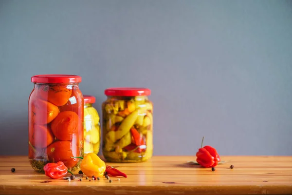 Konserverade grönsaker i glasburkar på trä bakgrund. Uppfattat utrymme. Friska fermenterade livsmedel koncept. Skördebegreppet — Stockfoto