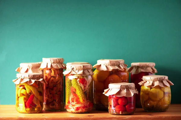 Verduras conservadas en frascos de vidrio sobre fondo verde. Copiar espacio. Concepto de comida fermentada saludable. Concepto de cosecha — Foto de Stock