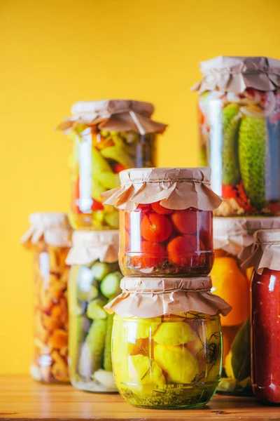 Konserverade grönsaker i glasburkar på orange bakgrund. Uppfattat utrymme. Friska fermenterade livsmedel koncept. Skördebegreppet — Stockfoto